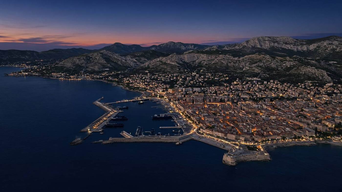 Rade de Toulon au crépuscule, zone d’intervention Varclim dans le Var